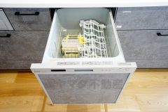 家事の時間が短縮できるフルオープンで開けやすい食器洗い乾燥機付。食事後に家族とのくつろぎタイムをしっかり取れます。