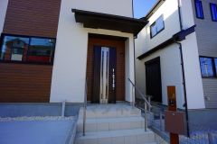 かざすだけで開閉できる、タッチキー採用の玄関。お買い物帰りで、両手がふさがってきても簡単に中に入れます＾＾