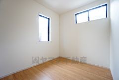 2面採光を確保した明るい室内は、風通しも良く、大変居心地の良い空間となっております。爽やかな風を感じて起きる朝は、快適生活の始まりに。