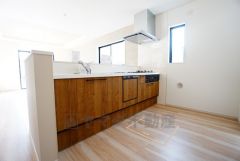 リビングやダイニングからキッチン周りが丸見えにならない対面式キッチン。テレビ鑑賞や家族との対話がしやすく、ご家族の温かい時間を演出します。