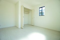 暖かい日差しが差し込む洋室。たっぷり収納できるクローゼット付きでお部屋の中をすっきりと快適に保てます。