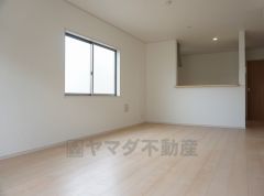 同仕様写真。家族が集まる開放的なリビング。思い思いの時間を過ごしたり、家族みんなで食事をしたり、素敵な団らんの場になりますね＾＾