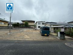 現地（2026年6月8日）撮影。八田小学校徒歩10分＾＾スーパー、コンビニ、ドラッグストア徒歩8分圏内。快適でゆとりのある生活空間で新生活を始めましょう^^