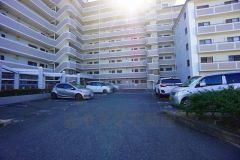 敷地内平面駐車場。月額4500～6000円。空き状況についてはお問い合わせください＾＾