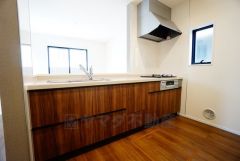 同仕様写真。対面式カウンターキッチンからはお子様の様子が見守れます。ダイニングへの配膳や調理の時便利なカウンター付き。