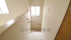 小さなお子様やご高齢の方でも安心できる、手すり付き階段。段差も低めで設定されており、安全性にも優れています。