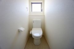 同仕様写真。温水洗浄機付トイレです。節水機能もあるので、安心して使えますね。もちろん、1階2階の2ヶ所にトイレがあるので、忙しい朝にもゆとりができますね。