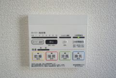 同仕様写真。浴室暖房乾燥機付き＾＾梅雨の時期や花粉、PM2.5が酷いときなどの洗濯を干すのに重宝しそうですね＾＾