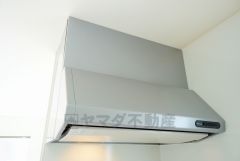 お手入れが簡単なスリム型レンジフードです。調理により発生する油煙や臭いを吸い込み、屋外へ排気してくれます。
