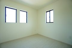2面採光を確保した明るい室内は、風通しも良く、大変居心地の良い空間となっております。爽やかな風を感じて起きる朝は、快適生活の始まりに。