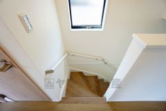 小さなお子様やご高齢の方でも安心できる、手すり付き階段。段差も低めで設定されており、安全性にも優れています。