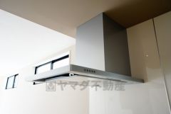 同仕様写真。お手入れが簡単なスリム型レンジフードです。調理により発生する油煙や臭いを吸い込み、屋外へ排気してくれます。