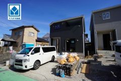 現地（2026年10月15日）撮影。閑静な住宅街に佇む新築戸建。南西向き。7.5帖の洋室には2.2帖のWIC付き。生活施設徒歩9分圏内＾＾