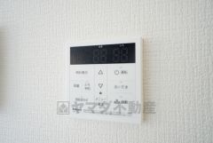 キッチン横からお湯張り、追い炊き、足し湯がボタン一つで楽々操作できる給湯機リモコンです。忙しい夕飯準備の時間帯に重宝しますね。
