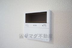 キッチン横からお湯張り、追い炊き、足し湯がボタン一つで楽々操作できる給湯機リモコンです。忙しい夕飯準備の時間帯に重宝しますね。