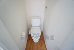 同仕様写真。温水洗浄機付トイレです。節水機能もあるので、安心して使えますね。もちろん、1階2階の2ヶ所にトイレがあるので、忙しい朝にもゆとりができますね。