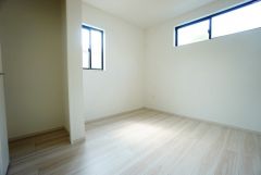 2面採光を確保した明るい室内は、風通しも良く、大変居心地の良い空間となっております。爽やかな風を感じて起きる朝は、快適生活の始まりに。