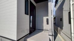 家の顔となる玄関扉がかっこいいと、たくさんの人を招き入れたくなりますね＾＾奥まって設置されており、雨にも濡れにくくなっています。