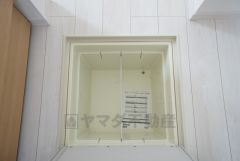 同仕様写真。キッチンにある床下収納は、居住スペースを減らさずに買い置きの調味料や非常食などを保管することができます。