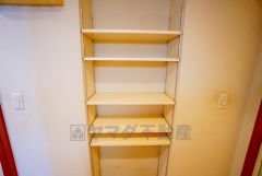 バスタオルや着替えなど置くことができる棚を設置。洗剤のストックも収納できます。