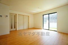 リビングは広々とした設計で、家族が集い、寛ぐ暮らしの空間を演出しています。