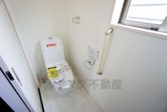 温水洗浄機付トイレです。節水機能もあるので、安心して使えますね。もちろん、1階2階の2ヶ所にトイレがあるので、忙しい朝にもゆとりができますね。
