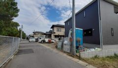 現地（2025年11月17）撮影。住人以外の車の進入も少なく、小さなお子様を持つご家庭にも安心です。落ち着いた住宅地内で快適な生活を実現してみませんか。