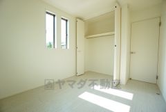 明るい洋室です。ナチュラル色のフローリングで開放的な優しい雰囲気になっています＾＾ベッドや机、ＴＶを置いてもゆとりのある広さです。