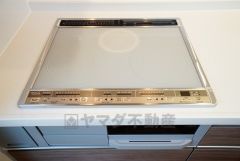 同仕様写真。お手入れのしやすいIHクッキングヒーターです。3口コンロなので、効率よくお料理が楽しめます。毎日のお料理も楽しくなりますね＾＾