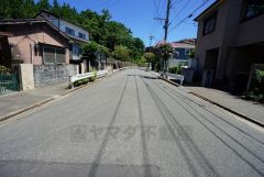 ゆったりとした10ｍ幅の道路をはさんでいることで陽射しを遮られることなくとても明るいです。