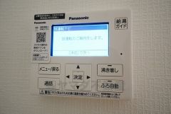 キッチン横からお湯張り、追い炊き、足し湯がボタン一つで楽々操作できる給湯機リモコンです。忙しい夕飯準備の時間帯に重宝しますね。