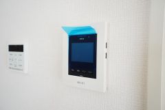 防犯はもちろん、セールスマン対策にもなるモニター付きインターホンです。お子さん1人での留守番時にも活躍しそうです。