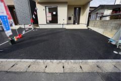 駐車スペースはゆとりある3台分を確保。マイカー用に、お客さま用に、余裕を持ってご利用いただけます＾＾