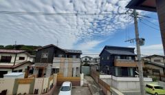 日差しが遮られないように隣家との間に距離を設けています。住宅地ですのでご近所様とコミュニケーション取りやすい距離感が良いですね。