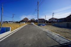 現地（2026年1月15日）撮影。前面道路は広く、車同士がすれ違うスペースが十分にあります。落ち着いた住宅地内で快適な生活を実現してみませんか＾＾