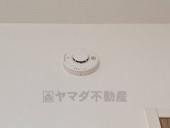 火災による煙や熱を感知して、警報音やブザー等で火災の発生を知らせてくれる火災警報器。