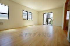 同仕様写真。大きな窓のあるリビングは、陽光あふれる明るい空間です。居心地良く、ご家族皆がゆったり寛げる憩いの空間となりそうです。