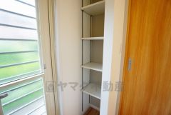 食品や飲料、調理器具を収納できるパントリー付き。週末に買いだめした食料を楽々収納できます。