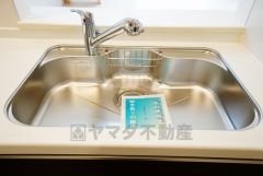 広々としたステンレスシンクには、洗剤やスポンジを収納出来るラック付き。広さも確保しているので、大きなお鍋も洗いやすいです。