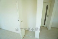 まとめ買いしてもこの収納量なら心配要らずのパントリー。調理家電や食品のストックをすっきりまとめられ、キッチン周りを広々使えます。