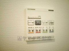 同仕様写真。浴室暖房乾燥機付き。天候に左右されず、いつでも好きなときに洗濯物を干せるので、仕事や家事で忙しい方に重宝します。