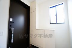 たっぷり収納できるシューズボックスです。家族全員の靴がきれいに整頓できます。棚の上にお花や写真を飾っても良いですね。
