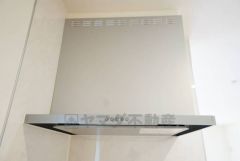 お手入れが簡単なスリム型レンジフードです。調理により発生する油煙や臭いを吸い込み、屋外へ排気してくれます。