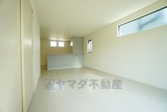 リビングは広々とした設計で、家族が集い、寛ぐ暮らしの空間を演出しています。