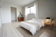 家具はイメージです。主寝室としてお使いいただけそうなこちらのお部屋は、日当たりが良く、爽やかな風を感じて起きる朝は、快適生活の始まりに。