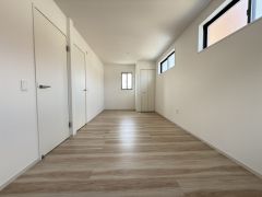 2面採光を確保した明るい室内は、風通しも良く、大変居心地の良い空間となっております。爽やかな風を感じて起きる朝は、快適生活の始まりに。