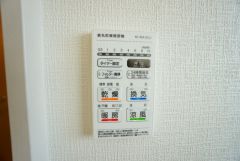 雨の日の洗濯も安心できる浴室暖房乾燥機付き浴室。リモコンで操作もボタン1つで簡単。