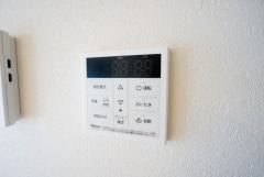 おいだき機能つきなのでお風呂に入る時間が異なるご家庭には嬉しいですね。ボタン一つで快適で便利な生活が＾＾
