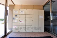 不在時でも荷物が受け取れる宅配ボックス完備。共働きの家庭や外出の多い方に便利。お子様の留守番中も安心ですね＾＾