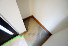 ベビーカーや泥のついたおもちゃをしまうのに便利なスペースです。玄関周りをスッキリさせることが出来ます＾＾